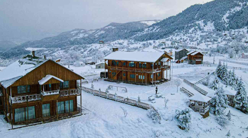 Sakin şehir ünvanına sahip Şavşat, beyaza büründü! Kartpostallık görüntüler oluştu