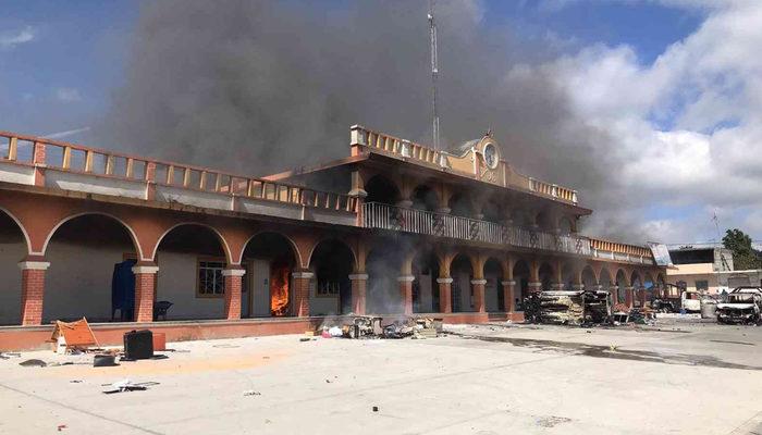 Meksika'da belediye başkanına kızıp belediye binasını ateşe verdiler