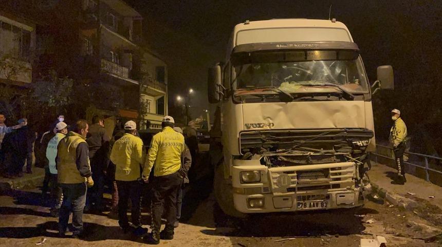 Karab&uuml;k'te kendiliğinden hareket eden tır 3 otomobile &ccedil;arptı