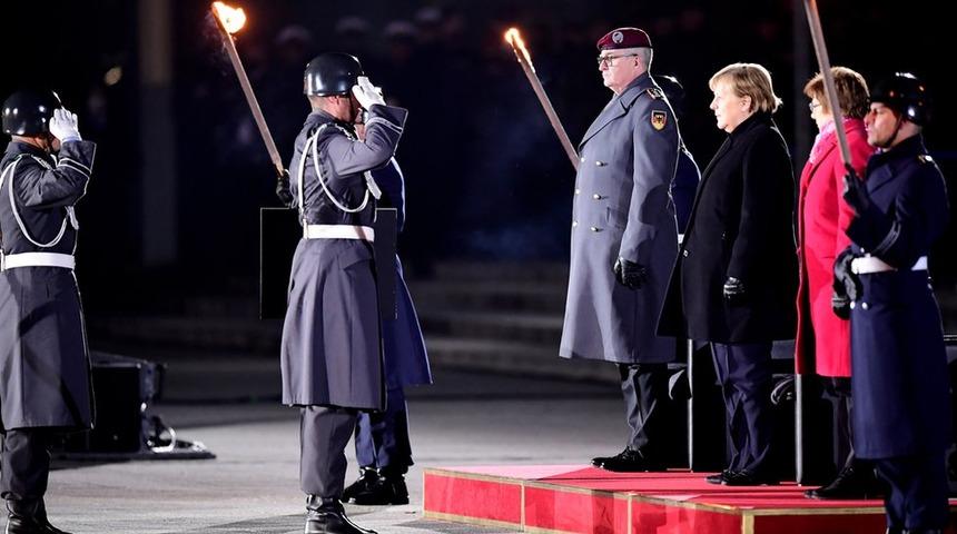 Angela Merkel askeri t&ouml;renle uğurlandı, vedası i&ccedil;in bir punk şarkısı se&ccedil;ti