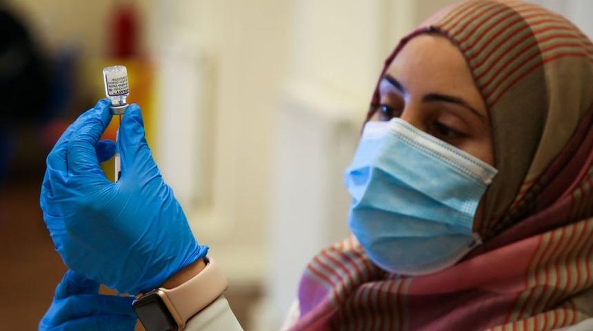 İngiltere&rsquo;de yapılan araştırma mRNA aşıları ile yapılan 3. dozun en y&uuml;ksek koruma sağladığını g&ouml;sterdi