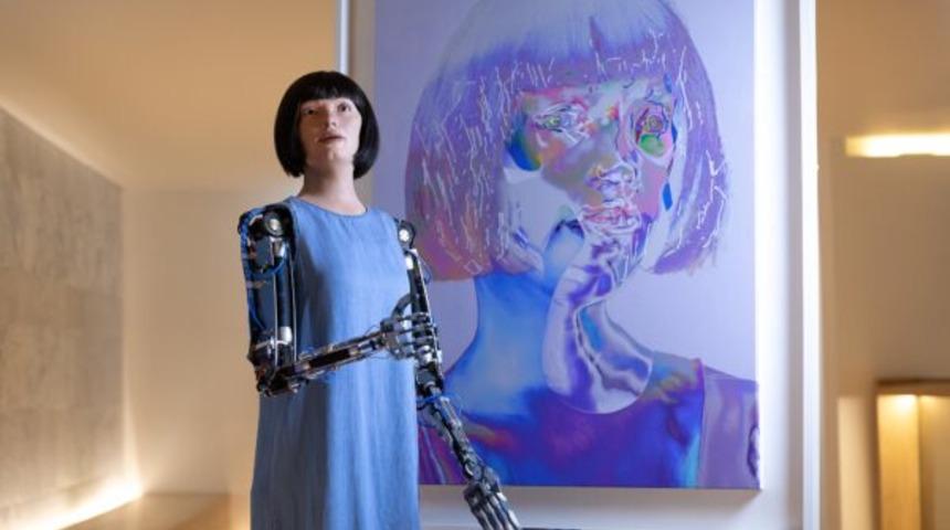 Heykel yapabilen robot şimdi kendi şiirini yazdı