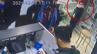 Çocuk hırsız kamerada! 23 bin liralık cep telefonunu saniyeler içinde çaldı