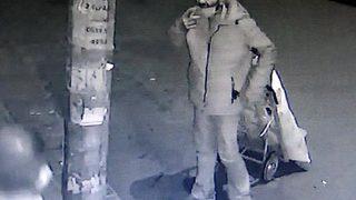 Şaşkına çeviren anlar! Otelin önündeki çamaşır makinesini el arabasıyla çaldı