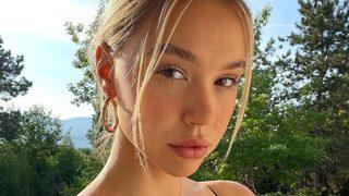 Güzel model Alexis Ren göğüslerine eşarp bağladığı pozuyla sınırları zorladı!