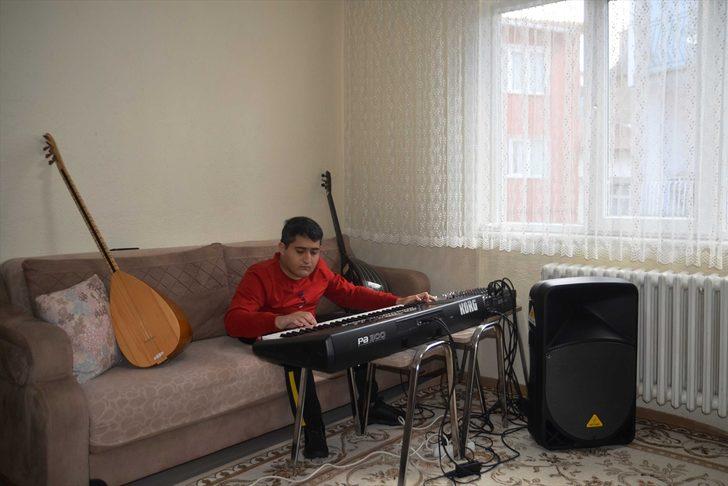 Bedensel engelini bağlama çalıp türkü söyleyerek aşıyor G1