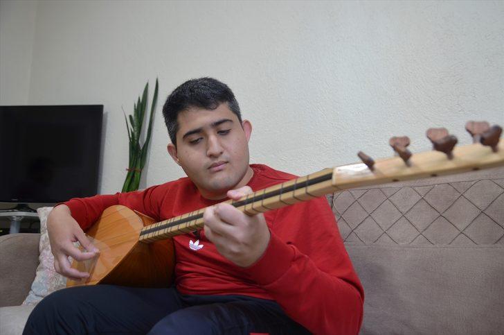 Bedensel engelini bağlama çalıp türkü söyleyerek aşıyor G2