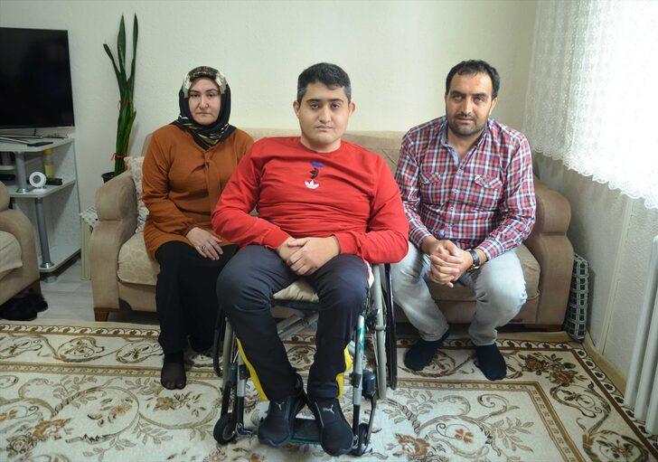 Bedensel engelini bağlama çalıp türkü söyleyerek aşıyor G3