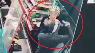 Marketteki soygun girişimi kamerada! Kasiyerin başına silah dayadı