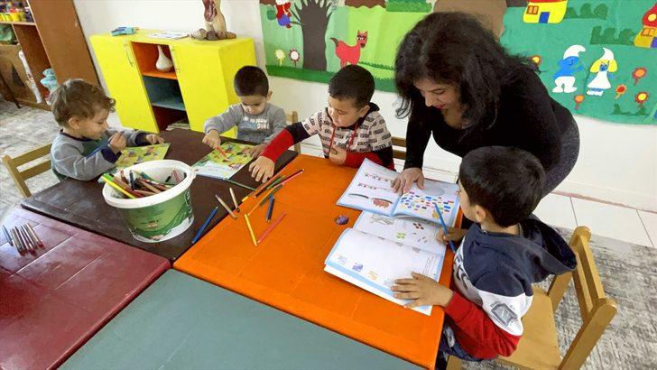 Serebral Palsi hastası öğretmen "minik yürekler" için engel tanımıyor G1