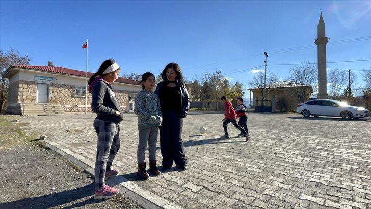Serebral Palsi hastası öğretmen "minik yürekler" için engel tanımıyor G3