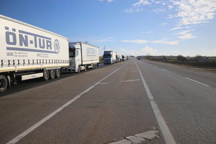 Bulgaristan'a açılan Hamzabeyli Sınır Kapısı'nda 20 kilometre tır kuyruğu oluştu G3