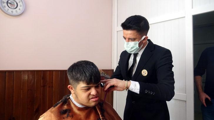 Türkiye’nin en kalabalık ilkokulunda özel öğrencilere  ‘Tokatçı Berber’ tıraşı G1