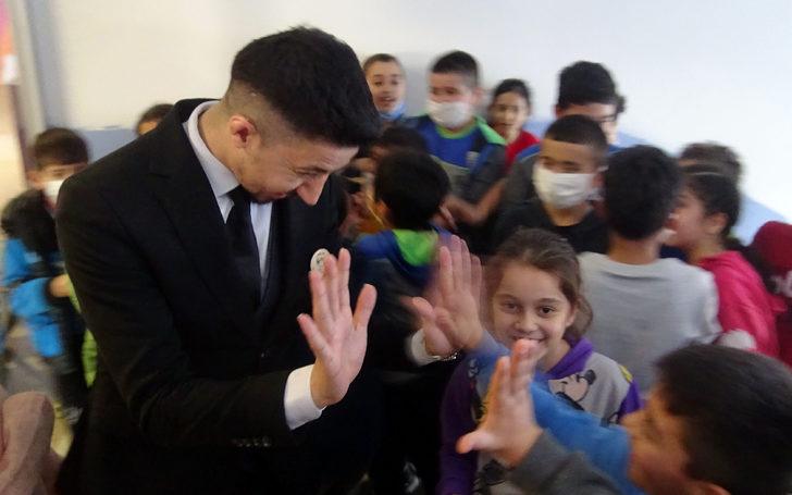 Türkiye’nin en kalabalık ilkokulunda özel öğrencilere  ‘Tokatçı Berber’ tıraşı G3