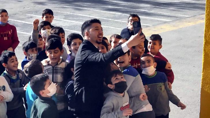 Türkiye’nin en kalabalık ilkokulunda özel öğrencilere  ‘Tokatçı Berber’ tıraşı G4