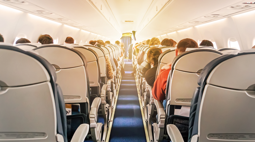 Uçuş görevlisi uyumak isteyen yolcuların uçağa alması gereken 4 malzemeyi açıkladı