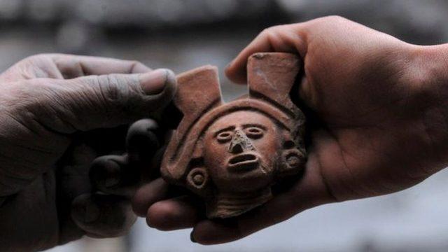 Meksika nın başkentinde 16. y&uuml;zyıldan kalma Aztek sunağı bulundu 2