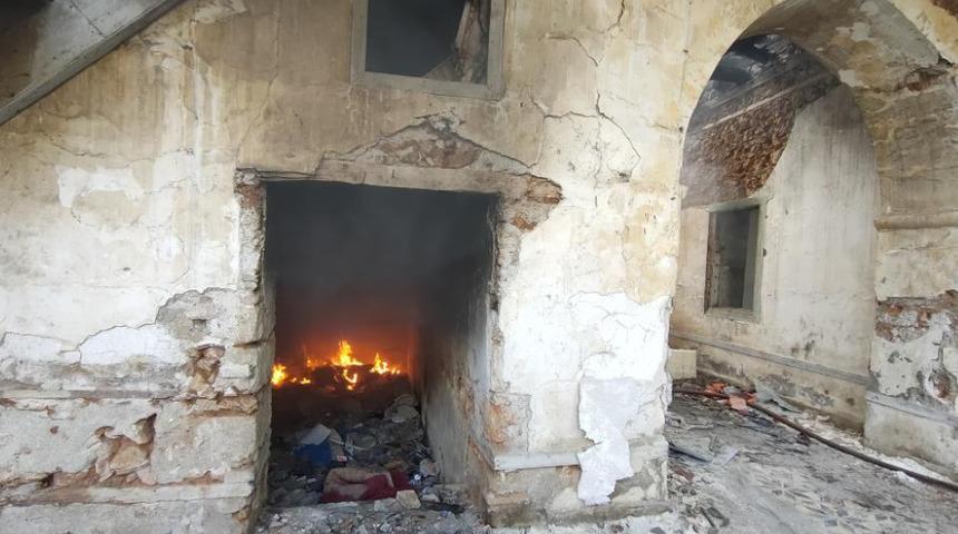 Tarihi yapıda &ccedil;ıkan yangınlar isyan ettirdi: Fuhuş yapılıyor, bıktık artık