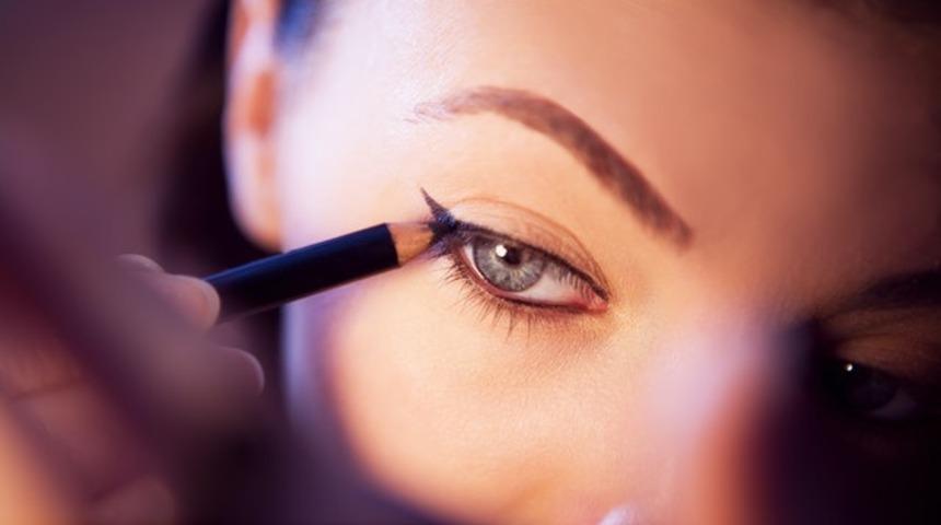 ''Bir türlü olmuyor" demeyin! Bu yöntemlerle kusursuz bir şekilde eyeliner çekebilirsiniz