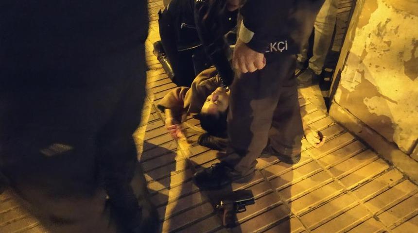 Eşinin silahını kurcalarken sokak ortasında kendini vurdu