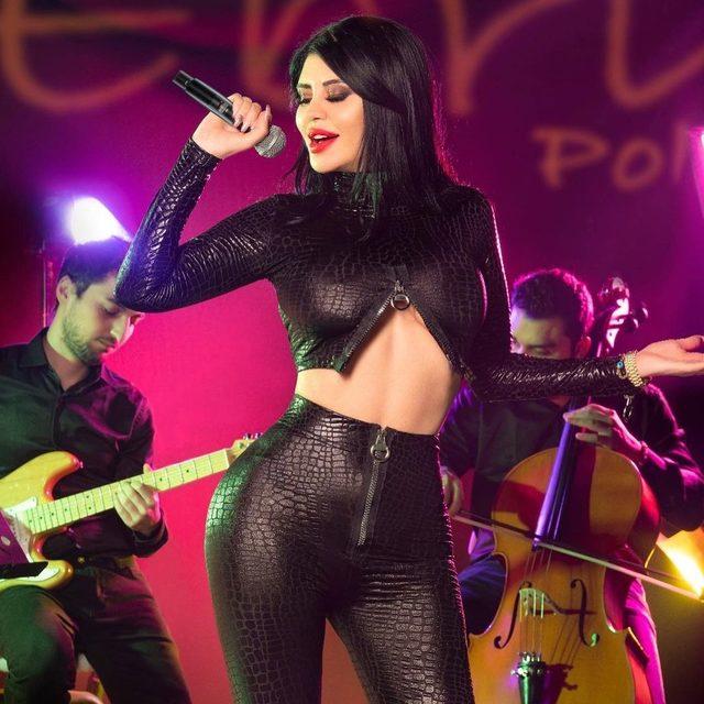Ünlü şarkıcı Ebru Polat deri sahne kostümüyle sosyal medyayı salladı! ''Yorum sizin''