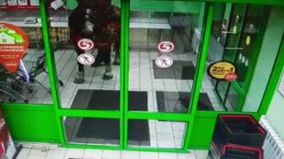 Rusya'da akılalmaz olay! At sırtında geldi, kılıcıyla market basmaya kalktı