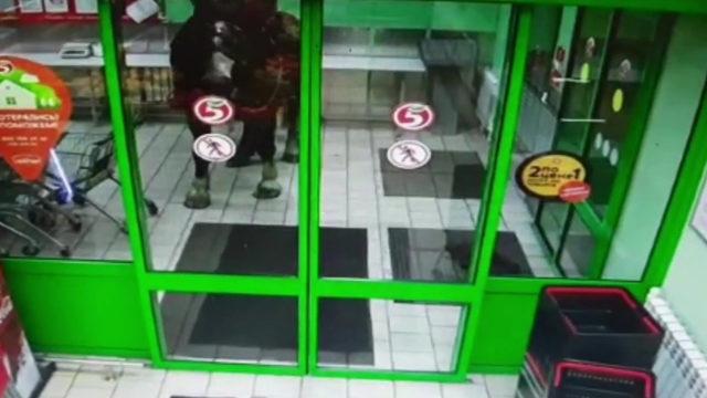 Rusya'da akılalmaz olay! At sırtında geldi, kılıcıyla market basmaya kalktı