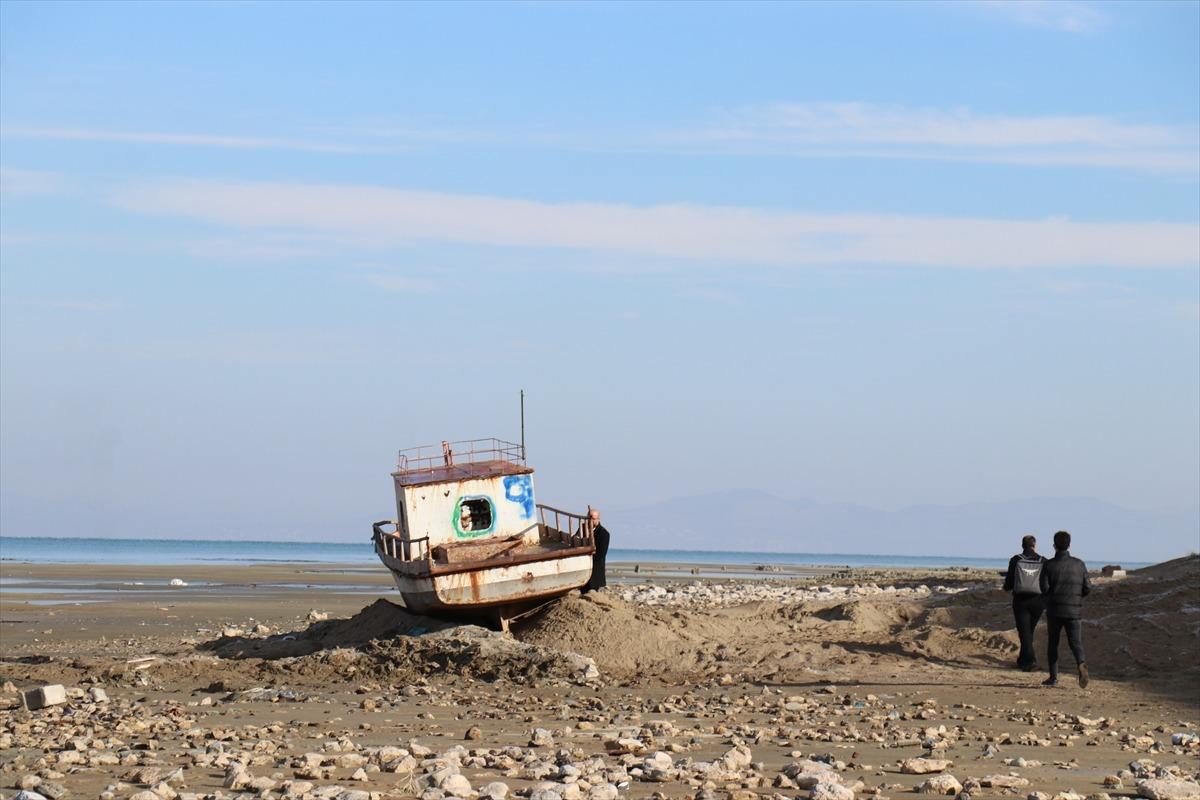 Van G&ouml;l&uuml;'nden kaldırılan batık teknenin yerine yenisi konuldu