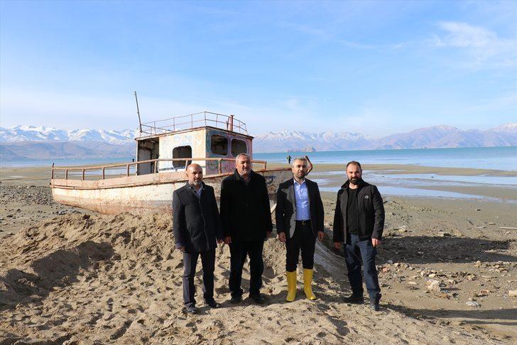 Van Gölü'nden kaldırılan batık teknenin yerine yenisi konuldu G2