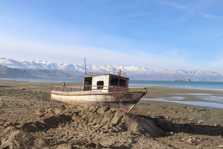 Van Gölü'nden kaldırılan batık teknenin yerine yenisi konuldu G3