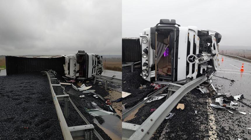 Akılalmaz olay! Kaza yapan tırdan burnu bile kanamadan çıktı