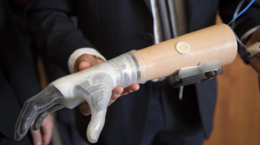 Sahtekarlığın böylesi! Silikon kol takıp aşı olmaya gitti