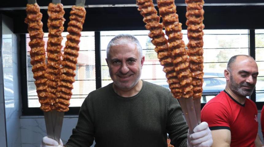 Çadırda başladı ikinci dükkanını açtı! Günde 2 milyon kişiye ulaşıyor: Her şey Adana için