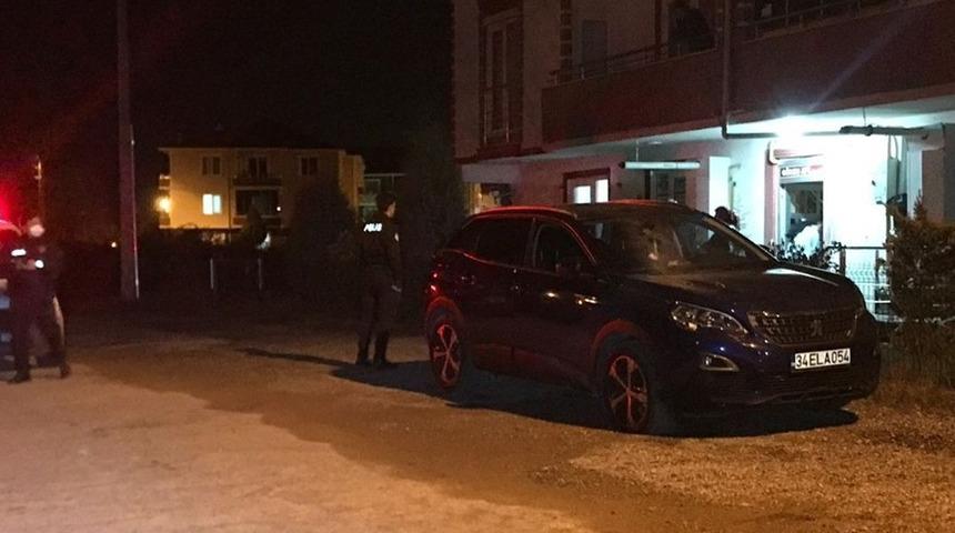 Dakikalarla kurtuldu! Kadın sürücünün aracına kurşun yağmuru