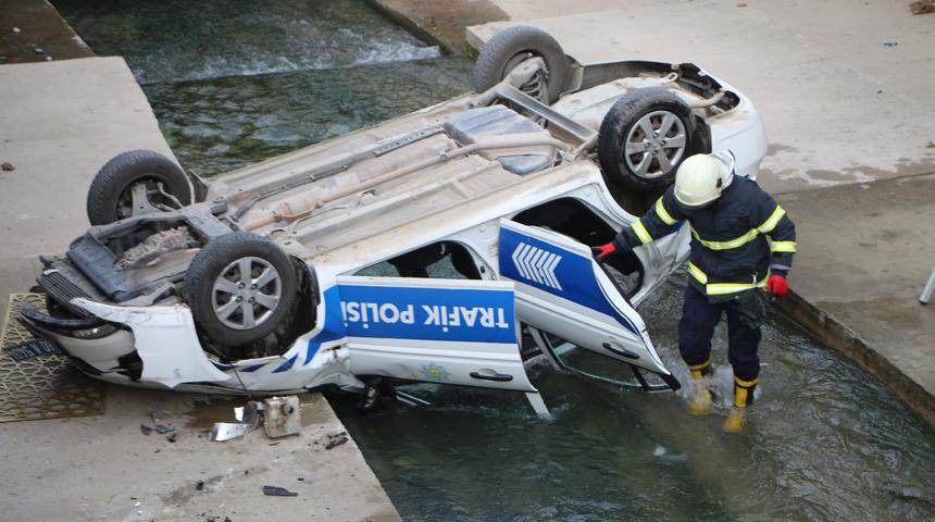 Faciadan dönüldü! Direksiyonu kilitlenen polis aracı dereye uçtu: 1 yaralı