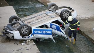 Faciadan dönüldü! Direksiyonu kilitlenen polis aracı dereye uçtu: 1 yaralı