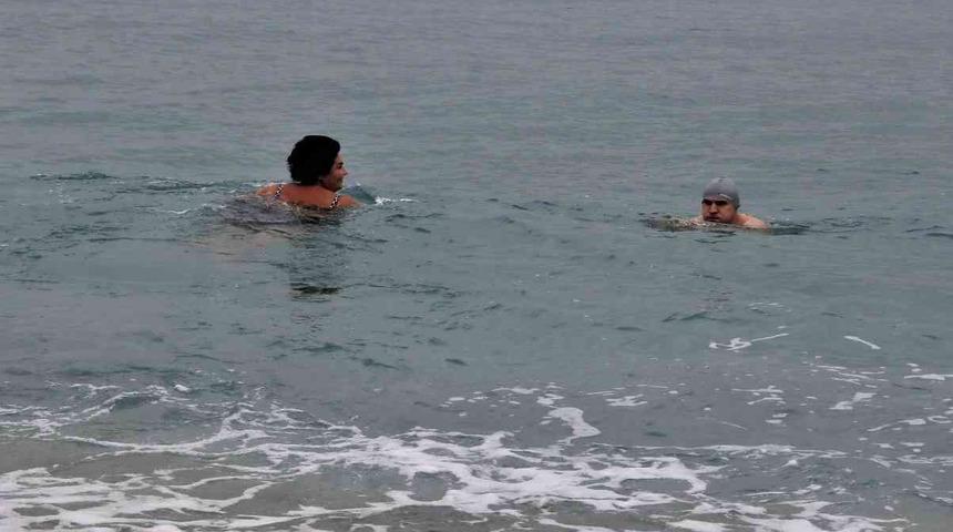 'Turuncu' kod ile uyarılan Antalya’da turistlerin deniz keyfi