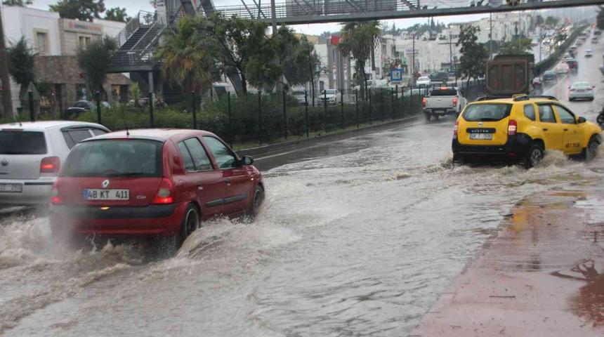Bodrum’da sağanak etkili oldu, bazı noktalar göle döndü
