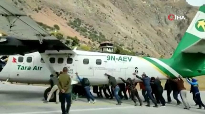 Lastiği patlayan uçağı yolcular iterek pist dışına çıkardı