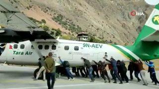 Lastiği patlayan uçağı yolcular iterek pist dışına çıkardı