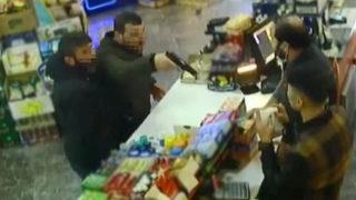 İstanbul’da korku dolu anlar! Veresiye kabul etmeyen kasiyere silah doğrulttu