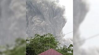 Endonezya'da yanardağda patlama! Ölü sayısı yükseldi