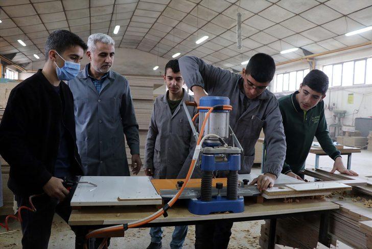 Öğretmen ve öğrenciler kütüphanesi olmayan okullar için seferber oldu G1