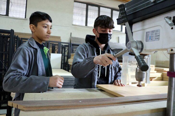 Öğretmen ve öğrenciler kütüphanesi olmayan okullar için seferber oldu G2