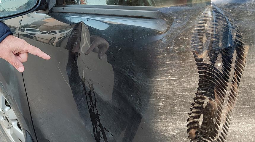 Kavga eden kişi kendini kaybetti, park halindeki otomobili tekmeledi! "Arabamın suçu ne?"