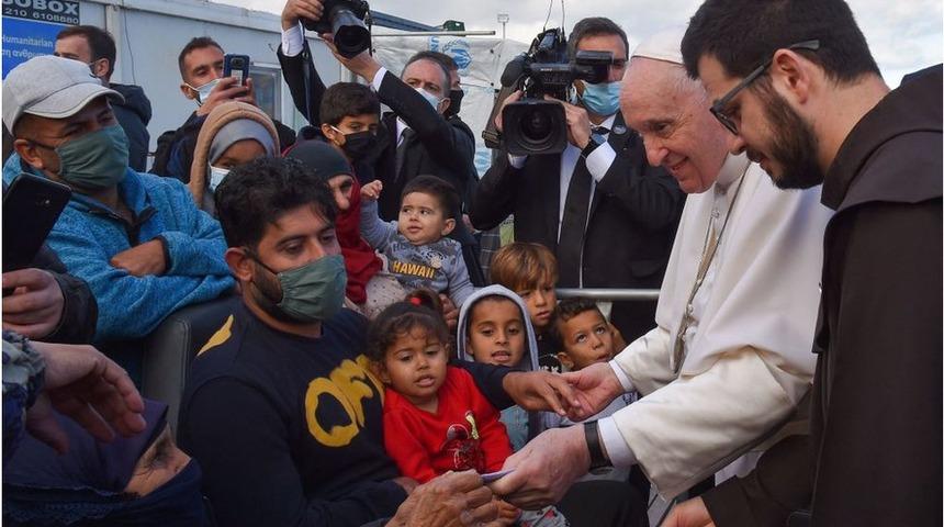 Papa'dan Midilli'de g&ouml;&ccedil;menlere destek mesajı: Mare nostrum'un mare mortuum'a d&ouml;n&uuml;şmesine izin vermeyelim