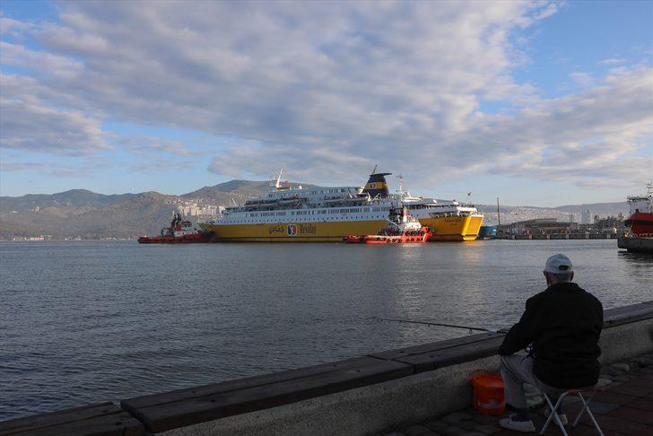 Libya'dan 25 yıl sonra gelen ilk geminin yolcularına lokum ikram edildi G5