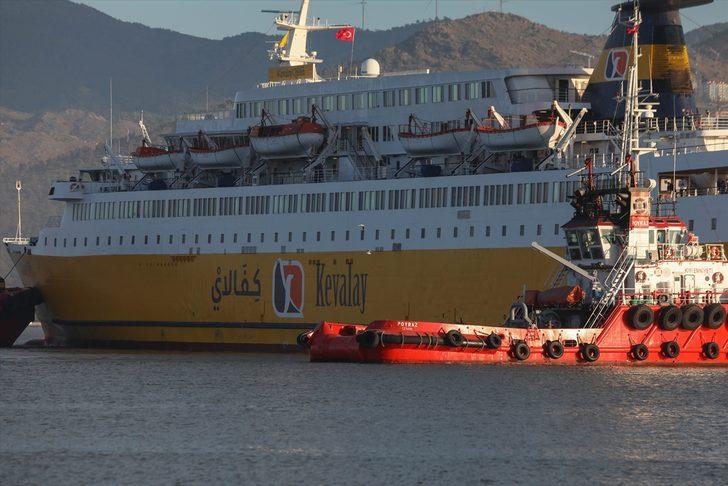 Libya'dan 25 yıl sonra gelen ilk geminin yolcularına lokum ikram edildi G1