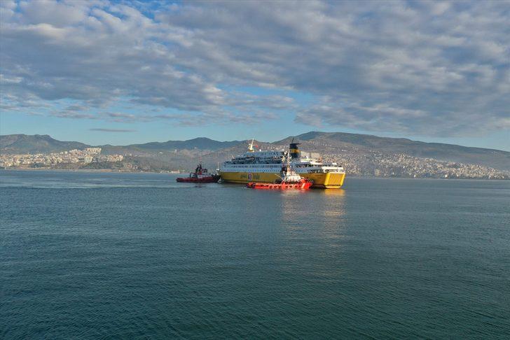 Libya'dan 25 yıl sonra gelen ilk geminin yolcularına lokum ikram edildi G4