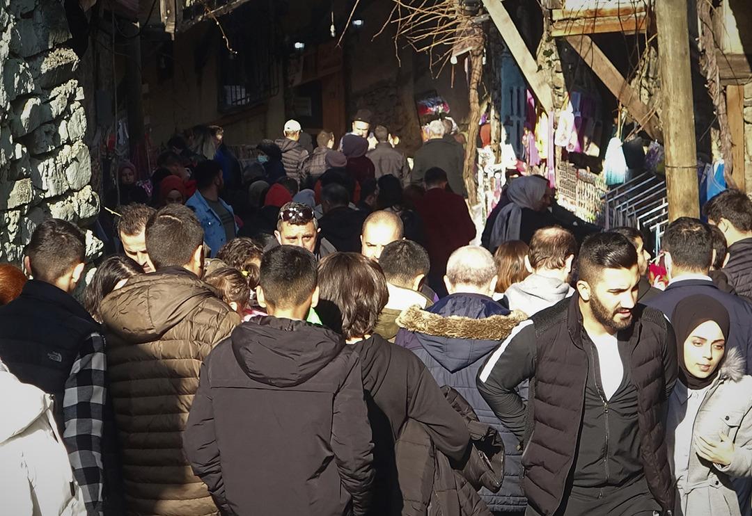 700 kişinin yaşadığı tarihi k&ouml;ye akın ettiler! N&uuml;fusu 70 kat arttı, dakikalarca sıra beklediler